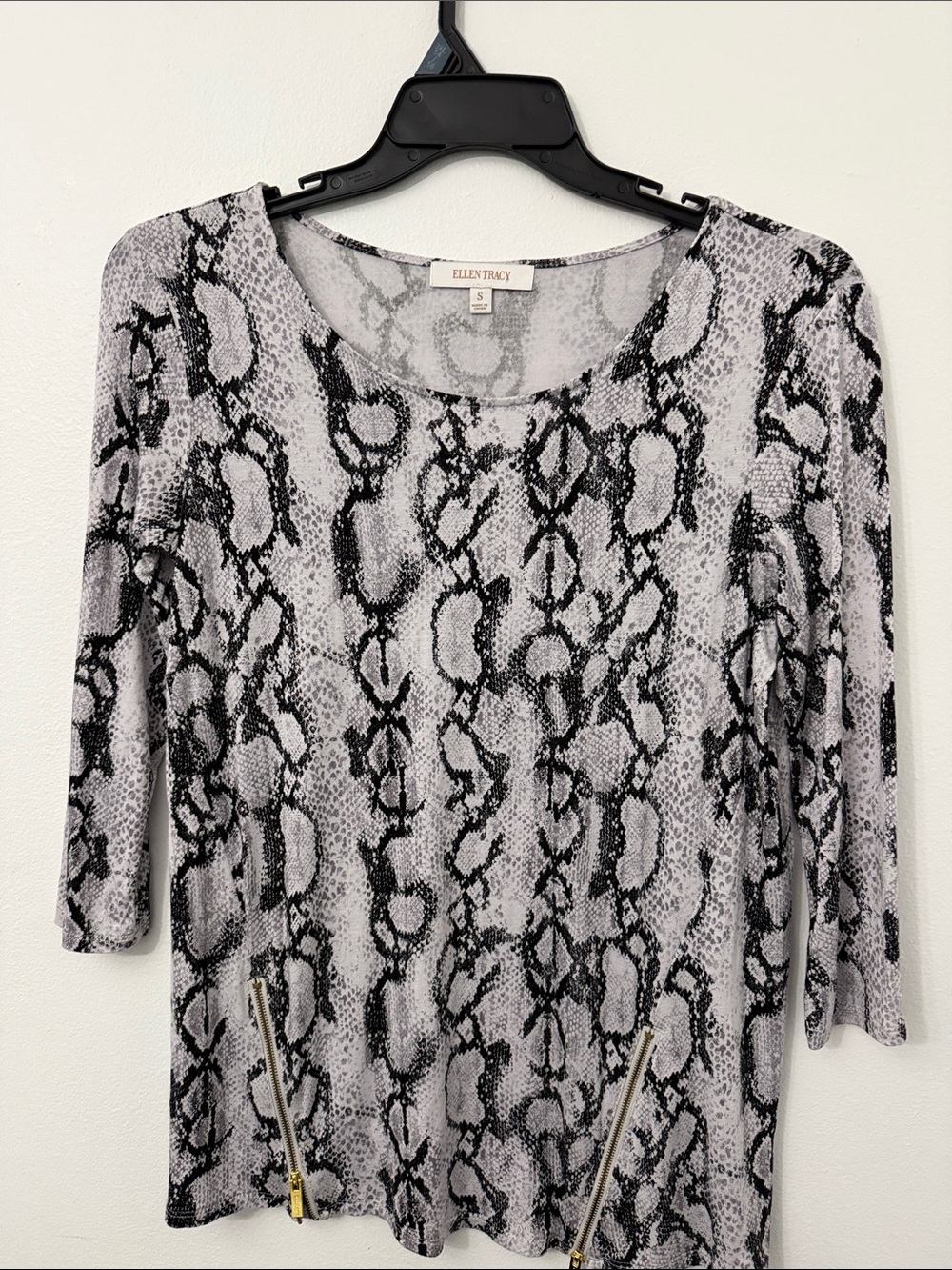 Ellen Tracy Black & Gray Snake-Print Long Sleeve Scoop Neck Top with Zips